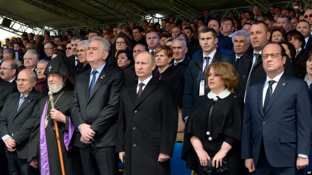 Poglavar Jermenske crkve Garegin II, predsednik Srbije, Tomislav Nuikolić, predsednik Rusije, Vladimir Putin, supruga jermenskog predsednika Serža Sarkisjana, Rita, i predsednik Francuske Fransoa Oland, na komemoraciji povodom 100. godišnjice masakra Jermena u Otomanskom carstvu, u memorijalnom centru Cicekamaberd u Jerevanu, 24. april 2015.