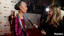 Penerima penghargaan Kennedy Center, penari dan koreografer Carmen de Lavallade tiba dalam acara Kennedy Center Honors di Wshington, AS, 3 Desember 2017 (foto: Reuters/Joshua Roberts)