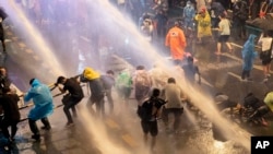 在泰國首都曼谷，警察試圖用水槍驅散抗議者們。（2020年10月16日）
