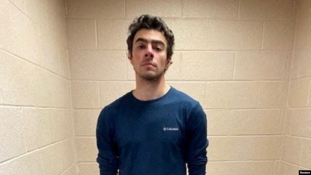 Luigi Mangione, tersangka dalam kasus pembunuhan CEO UnitedHealth Brian Thompson, berdiri di dalam sel tahanan di Altoona, Pennsylvania, pada 9 Desember 2024. (Foto: Altoona Police Department/Handout via Reuters)