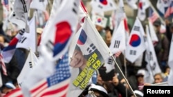 Supporters of former South Korean president Park Geun-hye protest in front of a court after prosecutors sought a 30 year jail term for the ousted president in Seoul, South Korea, Feb. 27, 2018. 