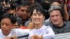 Líder da oposição birmanesa e Nobel da Paz, Aung San Suu Kyi, festejando a sua vitória e do seu partido nas eleições intercalares que abrem as vias para a oficialização no parlamento nacional dos opositores políticos há longos anos no exílio