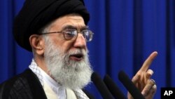 El ayatolá Ali Jamenei afirma que las negociaciones con Estados Unidos no servirán de nada.