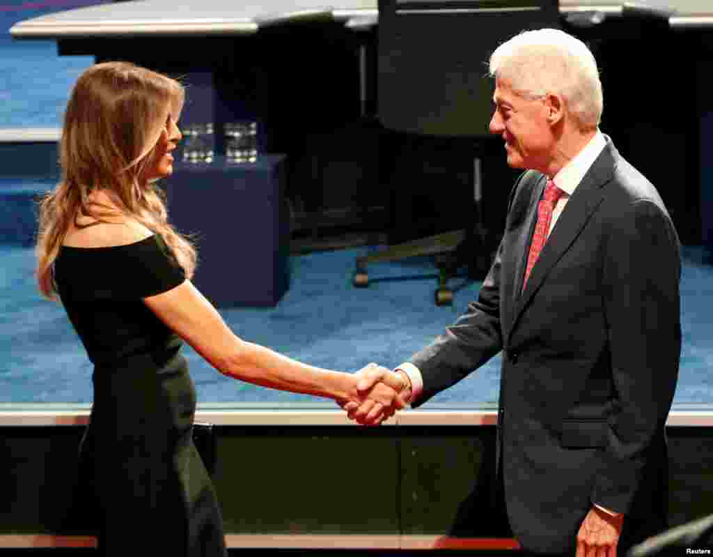 Mantan Presiden Bill Clinton bersalaman dengan istri Donald Trump, Melania, sebelum debat kepresidenan antara Trump dan Hillary Clinton di Hofstra University di Hempstead, New York (26/9).&nbsp;(Reuters/Mike Segar)