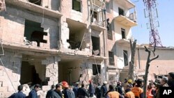 叙利亚官方新闻机构公布的照片显示，救援人员3月18日正在检查爆炸现场