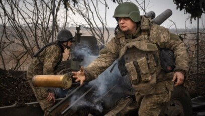 Soldados ucranianos de la 71.a Brigada Jaeger disparan un obús M101 hacia posiciones rusas en la línea del frente, cerca de Avdiivka, región de Donetsk, Ucrania, el viernes 22 de marzo de 2024. (Foto AP/Efrem Lukatsky)