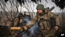 Tentara Ukraina dari Brigade Jaeger ke-71 menembakkan howitzer M101 ke arah posisi Rusia di garis depan, dekat Avdiivka, wilayah Donetsk, Ukraina, Jumat, 22 Maret 2024. (Foto: AP)