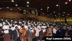 Des volontaires lors de la prestation de serment à Lomé, Togo, 6 décembre 2017. (VOA/Kayi Lawson)