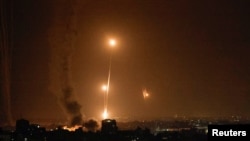 Se disparan cohetes desde Gaza hacia Israel, en Gaza, el 7 de octubre de 2023. REUTERS/Mohammed Salem