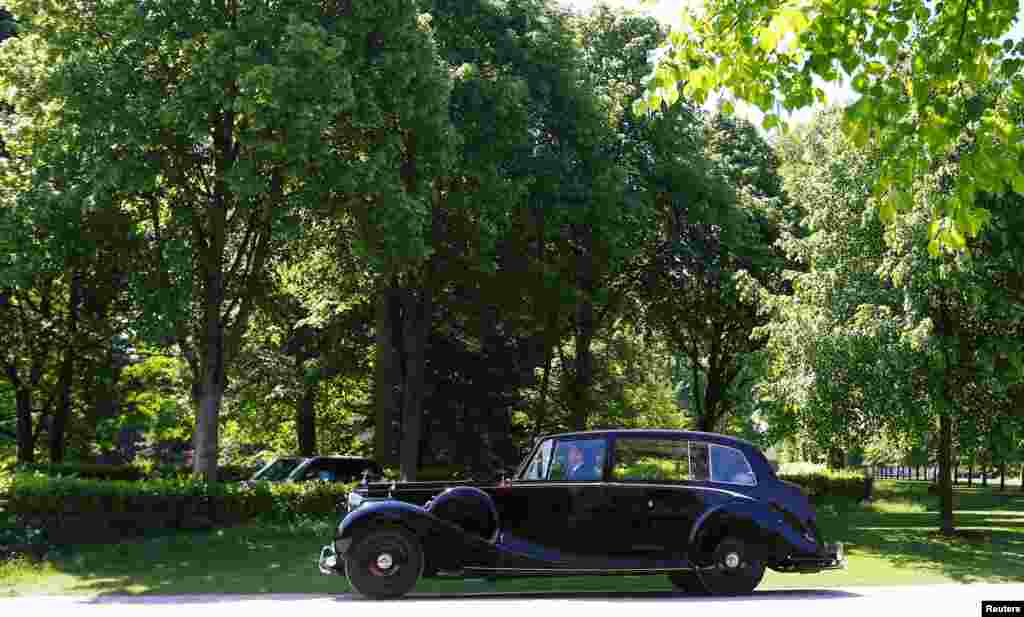 Meghan Markle com a sua mãe, Doria Ragland, a caminho da capela de S. George, onde Markle casou com o Príncipe britânico Harry, em Taplow. 19 de Maio 2018