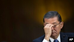 Eric Shinseki, secretario del Departamento de Veteranos de EE.UU. dijo estar "muy disgustado" por lo sucedido a los veteranos a los que llamó sus compañeros de batalla.