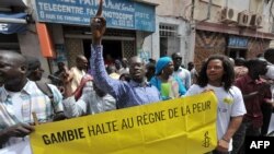 Des manifestants se rassemblent devant l'ambassade de Gambie au Sénégal, 30 août 2012.