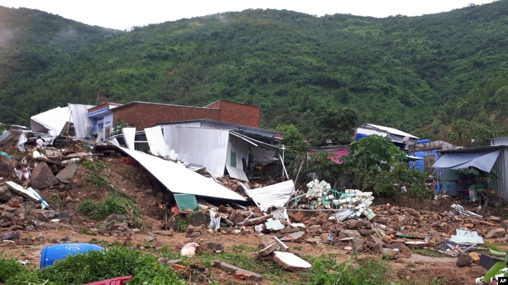 Một vài căn nhà bị hư hại do đất chuồi tại Nha Trang, 18 tháng 11.