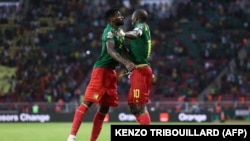 Mshambuliaji wa Cameroon Vincent Aboubakar (Kulia) akishangilia kuifungia timu yake bao la tatu wakati wa mechi ya Kundi A ya Kombe la Mataifa ya Afrika kati ya Cameroon na Ethiopia katika uwanja wa Stade d'Olembé mjini Yaounde Januari 13, 2022. (Picha KENZO TRIBOUILLARD / AFP.