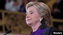 Cựu Ngoại trưởng Hillary Clinton tạm ngưng khi đang nói chuyện với các nhân viên và ủng hộ viên về kết quả của cuộc bầu cử Hoa Kỳ, ở New York, 9/11/2016.