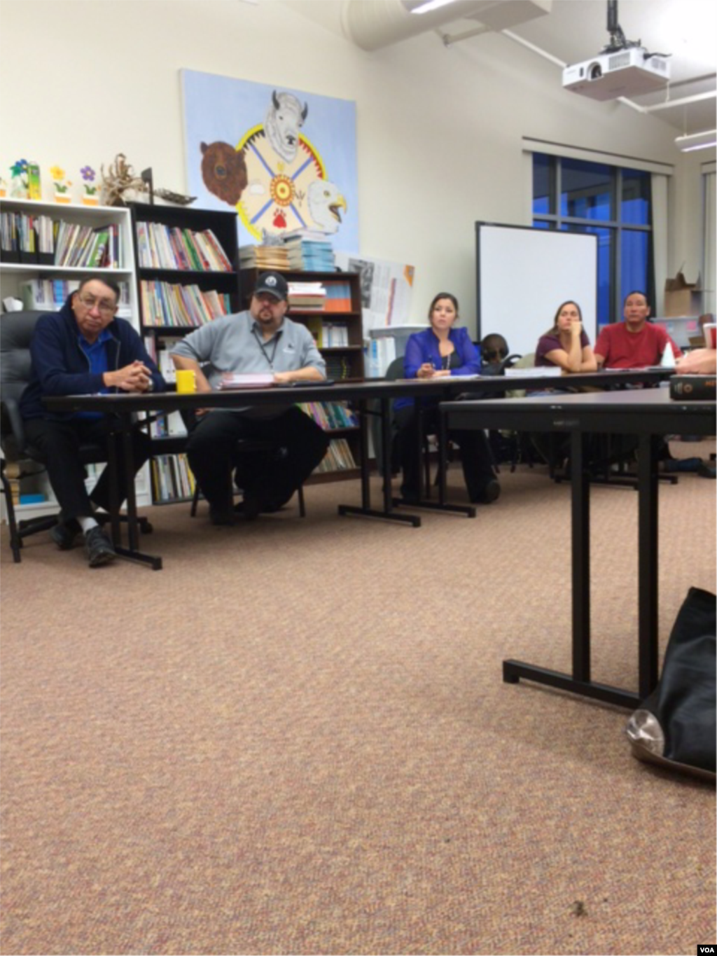 Para mahasiswa/i kelas bahasa Lakota oleh Michael Moore di Sitting Bull College, Fort Yates, North Dakota (1/12). (Aru Pande/VOA)