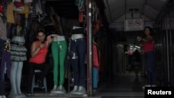 El apagón que comenzó el lunes al medio día llevó al gobieno en disputa de Nicolás Maduro a suspender clases y empleos desde el martes. Las afectaciones se registraron en al menos 21 de los 24 estados de Venezuela.