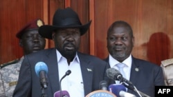  Le président du Soudan du Sud Salva Kiir (au centre) donne une conférence de presse conjointement avec son ancien vice-président et rival politique Riek Machar (à droite) après leur rencontre au State House à Juba, le 20 février 2020.