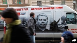 Kendaraan bergambarkan diktator Soviet Josef Stalin dan tulisan "Stalingrad mendapatkan lagi nama kejayaannya" di St. Petersburg, Rusia. (Foto: Dok)