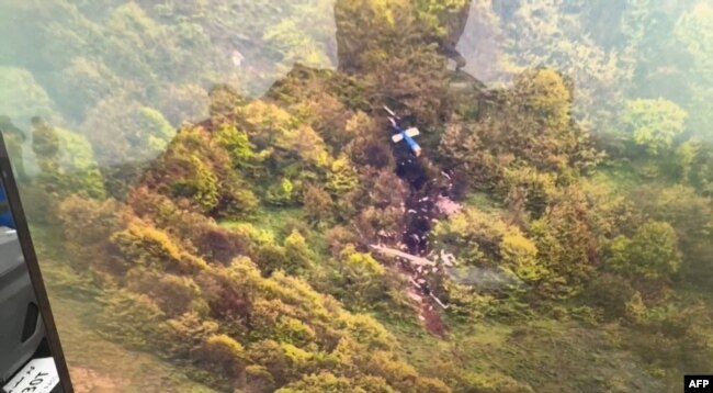 Tampilan layar memperlihatkan video yang menunjukkan lokasi jatuhnya helikopter hilang yang membawa Presiden Ebrahim Raisi di Provinsi Azerbaijan Timur. (Foto: AFP)