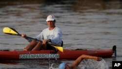 مه‌له‌وانێـکی ئه‌مه‌ریکایی هه‌وڵ ده‌دات له‌ کوباوه‌ بۆ فلۆریدا مه‌له‌ بکات