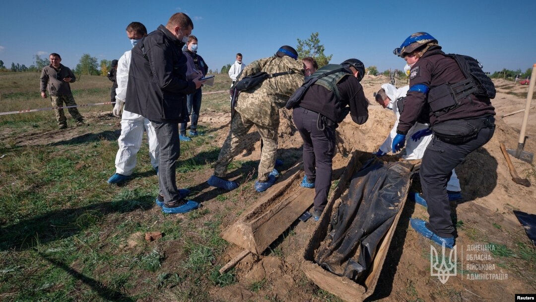 Sebuah kuburan massal ditemukan di kota Lyman, Ukraina, menurut gubernur daerah itu Oktober tahun lalu (foto: dok). Kantor HAM PBB mendapati pasukan Rusia dan Ukraina melakukan penyiksaan yang meluas dalam perang di Ukraina. 