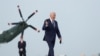 Presiden AS Joe Biden berjalan menuju pesawat Air Force One di Bandara Internasional O'Hare di Chicago, Illinois, pada 11 Mei 2022. (Foto: Reuters/Tom Brenner)