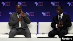 Le président du Ghana John Dramani Mahama et son homologue Alassane Ouattara, à droite, à Abidjan, en Côte d'Ivoire, le 22 mars 2016.