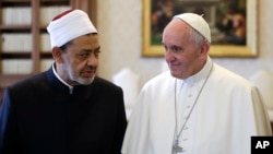 Sheik Ahmed al-Tayyib, Imam Agung al-Azhar, berbincang dengan Paus Fransiskus dalam audiensi privat di Istana Apostolic, Vatikan (23/5).