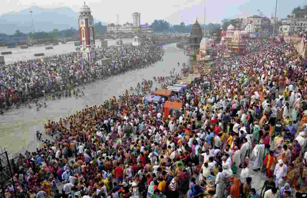 Hindus devotos reúnem-se nas margens do rio Ganges para tomar &quot;banhos sagrados&quot; por ocasião do auspicioso ritual do &quot;Somvati Amavasya&quot; em Haridwar, Índia