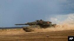 Бойовий танк Leopard 2A6 німецької армії бере участь у литовсько-німецьких військових навчаннях на полігоні в Пабраде, на північ від столиці Литви Вільнюса, 26 червня 2023 р. AP Photo/Mindaugas Kulbis