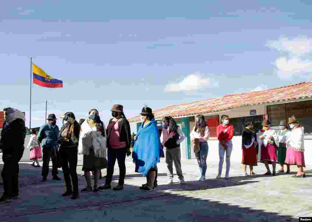 Personas hacen fila en una mesa de votaci&#243;n para emitir su voto durante la elecci&#243;n presidencial, en Olmedo, Ecuador, 7 de febrero de 2021. 