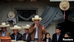 El candidato de izquierda Pedro Castillo, se perfila como ganadaor de las elecciones presidenciales en Perú 2021 tras una reñida porfía con la derechista Keiko Fujimori.