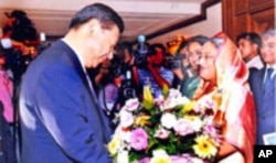 বাংলাদেশের প্রধানমন্ত্রী চীনা ভাইস প্রেসিডেন্টকে স্বাগত জানাচ্ছেন।