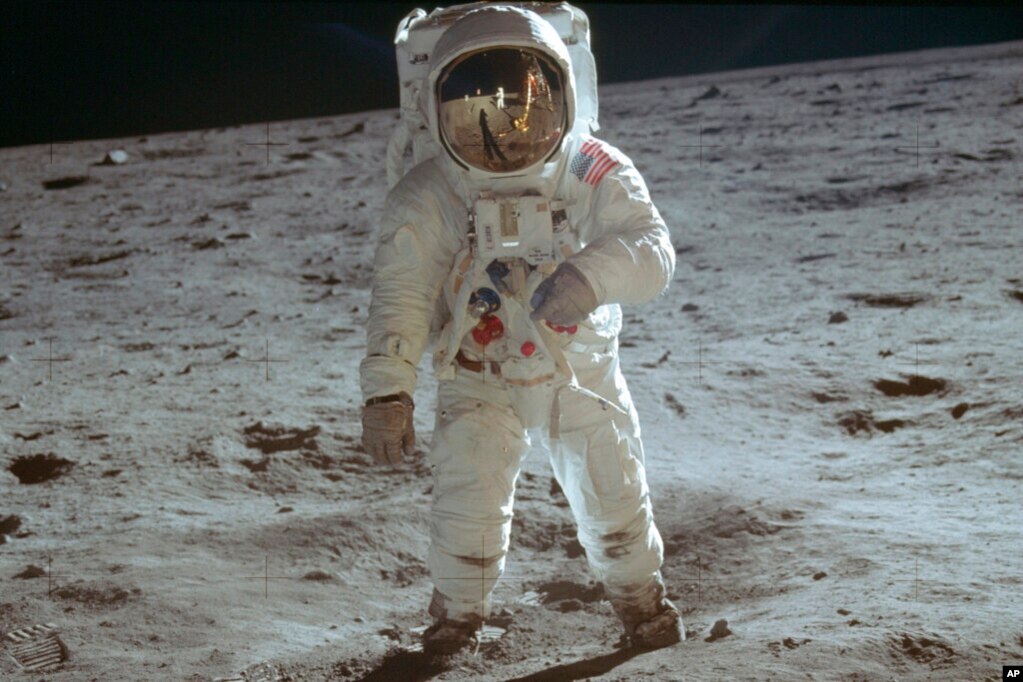 1969 年 7 月 20 日，美国飞行员巴兹·奥尔德林（Buzz Aldrin）在阿波罗 11 号任务中在月球表面行走。(photo:VOA)