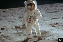 ແຟ້ມຮູບ-ໃນຮູບຂອງວັນທີ 20 ກໍລະກົດ 1969 ທີ່ນໍາອອກມາເຜີຍແຜ່ໄດ້ ໂດຍອົງການ NASA, ນັກບິນອະວະກາດ Buzz Aldrin, ເຊິ່ງເປັນຜູ້ຂັບຍານ ລູນາ, ຍ່າງເທິງໜ້າດວງເດືອນ ໃນລະຫວ່າງການປະຕິບັດໜ້າທີ່ນອກໂລກຂອງຍານ Apollo 11.