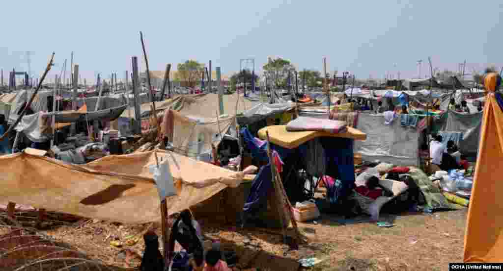 Warga Sudan Selatan mengungsi di tempat tinggal yang terbuat dari kardus di kota Malakal, yang dikunjungi oleh Ketua Kemanusiaan PBB Valerie Amos 28 Januari 2014.