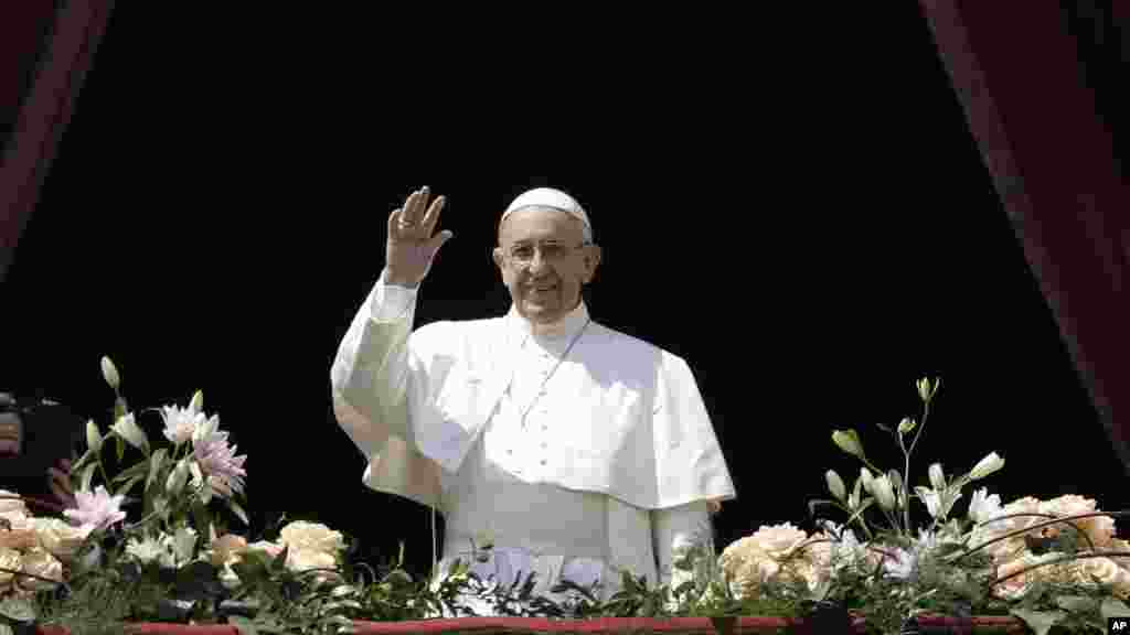Le pape François salue la foule lors de son message &quot;Urbi et Orbi&quot; (pour la ville et le monde) au Vatican, le 16 avril 2017.