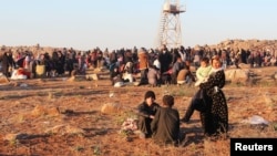 지난 5일 시리아-터키 국경지역에서 난민들이 피난하고 있다. 그간 ISIL은 시리아-터키 국경 지역을 장악하며 다른 시리아 반군 단체들과 전투를 벌여 왔다.