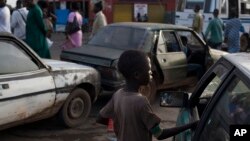 Un talibé mendiant dans une rue de Medina Gounass à Dakar, Sénégal, 24 septembre 2013.