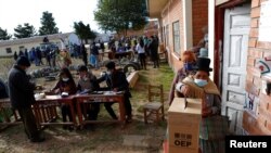 Bolivianos votan en las elecciones regionales en Sica Sica el 11 de abril de 2021.