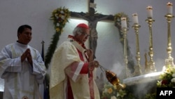 El cardenal nicaragüense Leopoldo Brenes dirige una misa para los diáconos católicos recién ordenados en la Catedral Metropolitana de Managua el 7 de febrero de 2024.