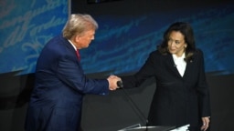 Bà Kamala Harris bắt tay ông Donald Trump trước cuộc tranh luận hôm 10/9/2024 ở Philadelphia, Pennsylvania.