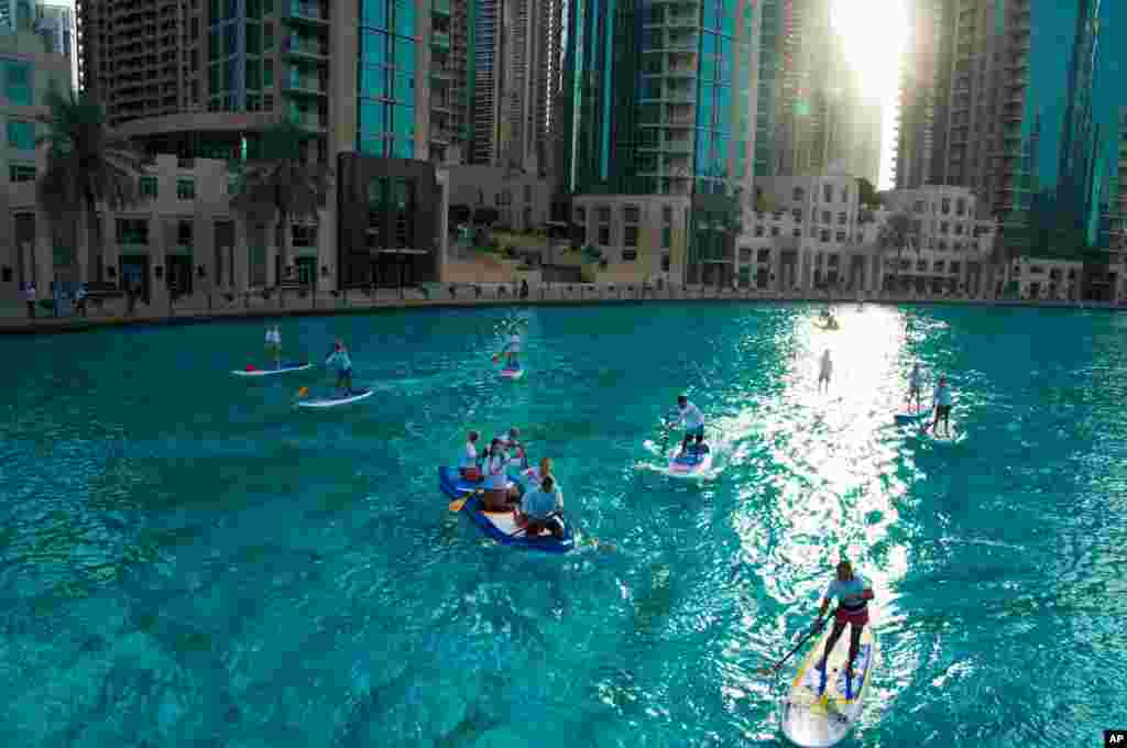 مسابقه ورزش‌های آبی در نزدیکی برج خلیفه بلندترین ساختمان جهان در شهر دبی در امارات. 