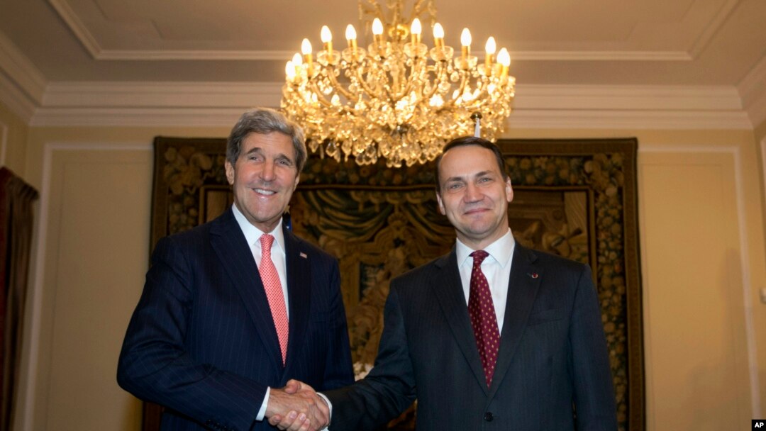 Menlu AS John Kerry (kiri) bersama Menlu Polandia Radoslaw Sikorski di Warsawa (5/11).