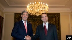 Menlu AS John Kerry (kiri) bersama Menlu Polandia Radoslaw Sikorski di Warsawa (5/11).