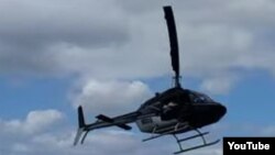 Un hélicoptère du type Bell 206 survole Pearl Harbor, Hawaii, 18 février 2016. (Video courtesy - Shawn Winrich)