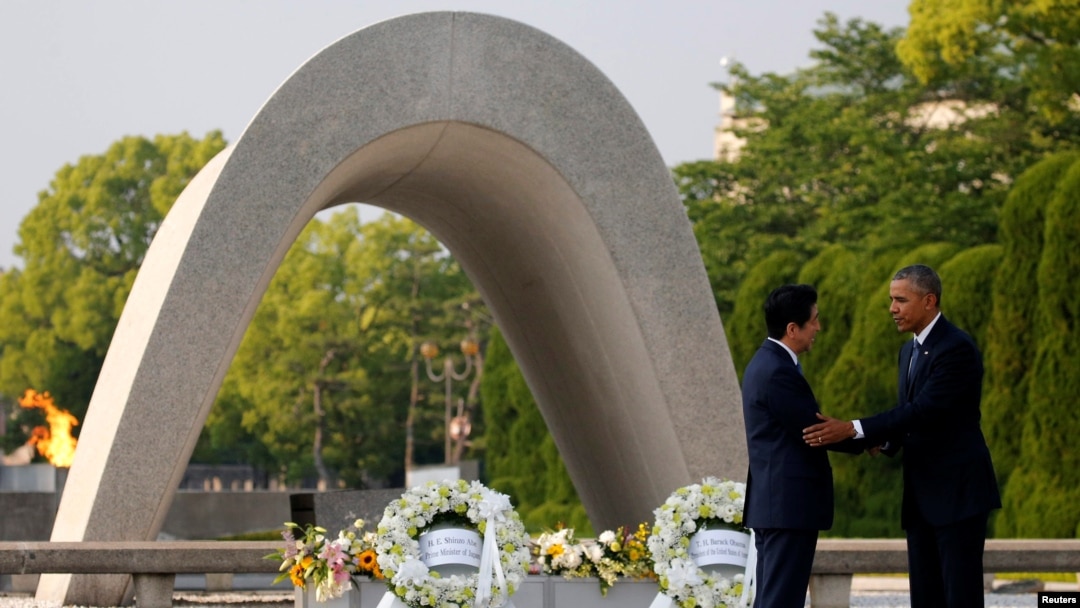 Presiden Barack Obama (kanan) menyalami PM Jepang Shinzo Abe user meletakkan karangan bunga di Tugu Peringatan Perdamaian di Hiroshima, Jepang (27/5).