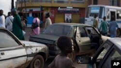 Une scène de vie quotidienne dans une rue de Medina Gounass à Dakar, Sénégal, 24 septembre 2013.