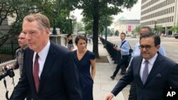 United States Trade Representative Robert Lighthizer (L) and Mexican Secretary of Economy Idelfonso Guajardo (R) walk to the White House on Aug. 27, 2018. 